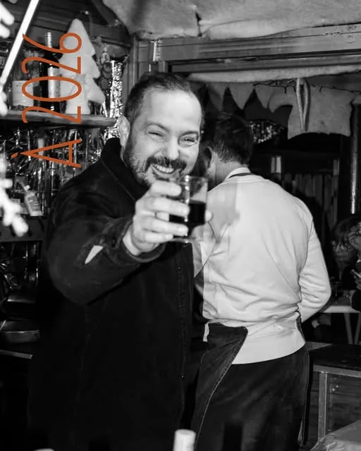 Le patron trinque derrière le bar