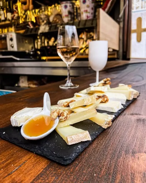 Planche de fromages, miel et noix