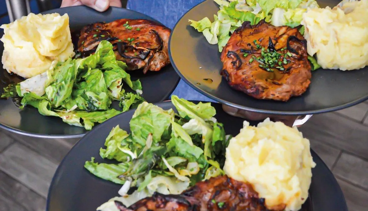 Plats généreux servis avec purée maison et salade